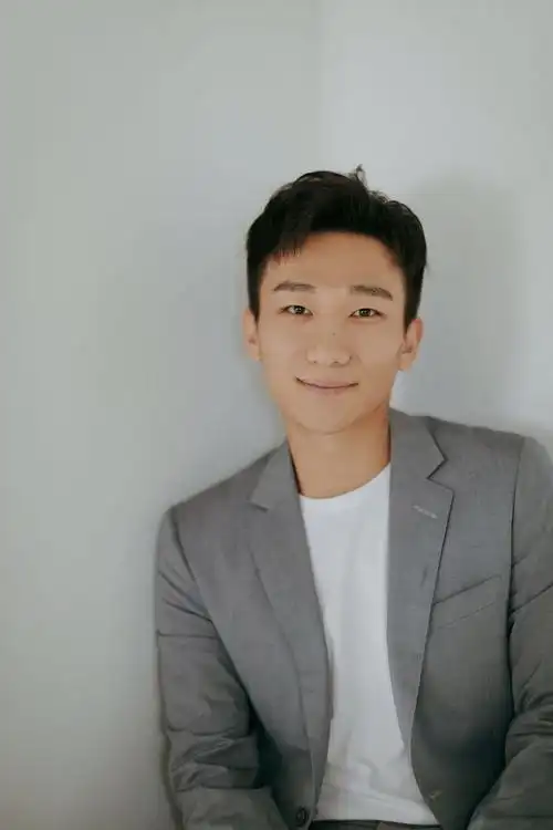 吴昊宸曝西装写真 形象百变可痞可暖