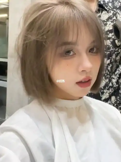 奶茶灰棕发色女孩染头发必07看发短发奶茶色