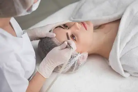 在美容spa诊所接受面部水力微晶磨皮治疗的女性特写镜头.液压吸尘器.