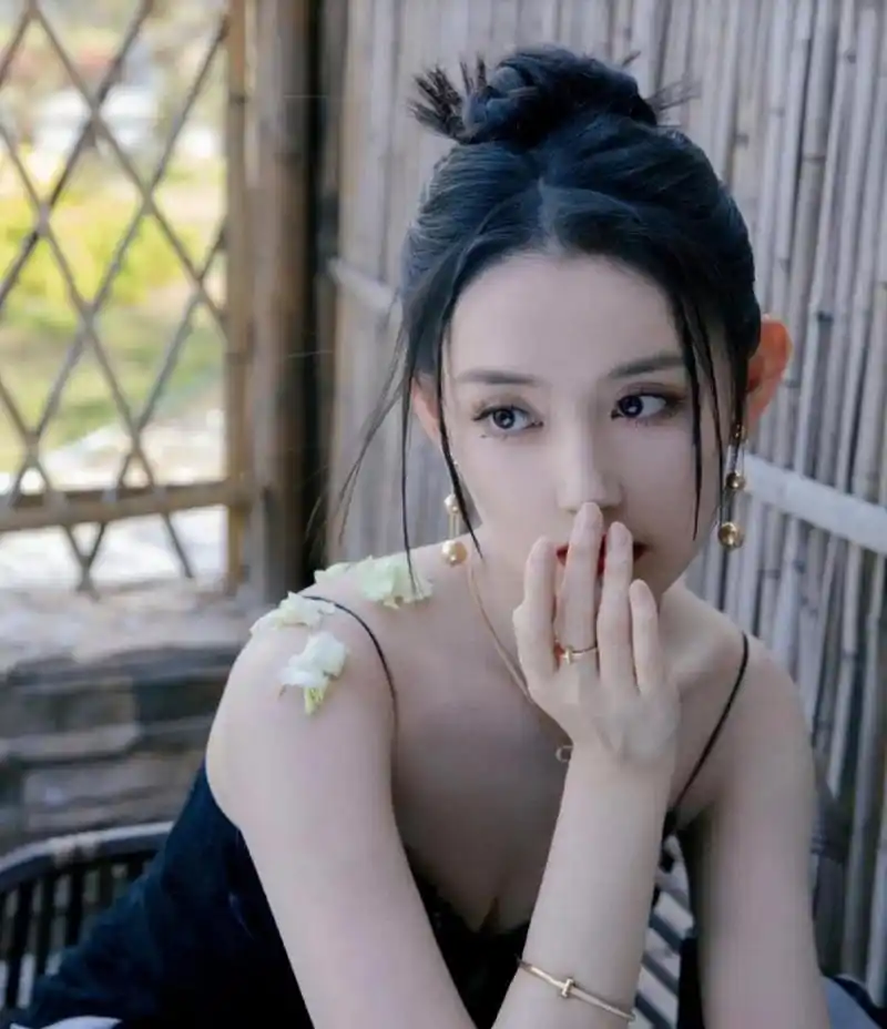 蒋依依一袭黑色吊带长裙,烈焰红唇,妆容精致,越来越有女人味了