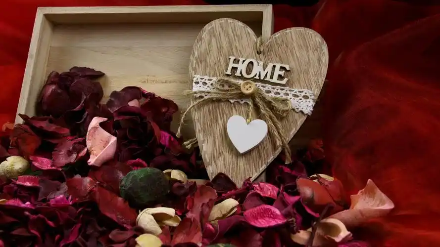 壁纸 玫瑰花瓣,爱心,礼物