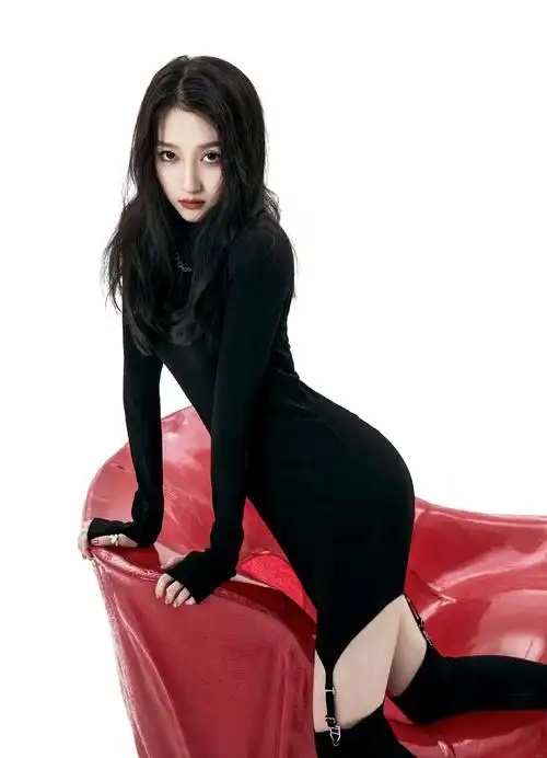 关晓彤代言珠宝品牌宝石项链精致亮丽丝质衬衣凸显轻熟感