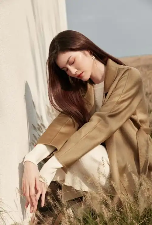 eifini伊芙丽品牌代言人何穗演绎fw2020私享系列