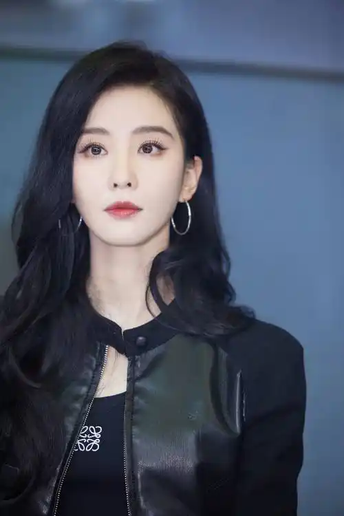 刘诗诗魅惑黑裙,魔力红唇!_魅力_时尚_女神