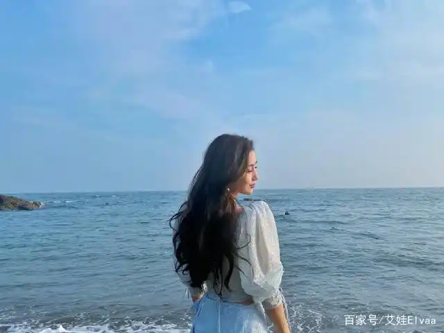 angelababy真该火海边拍写真像精灵,穿星空裙还挖个洞,31岁太美