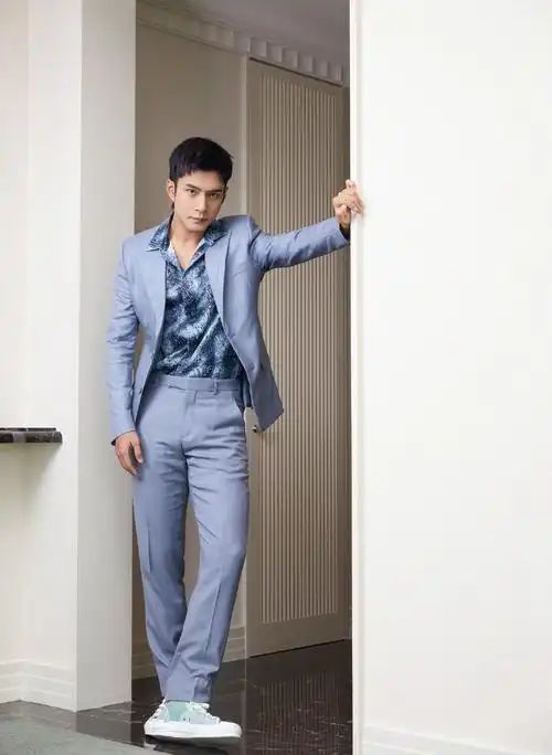 韩东君秋季时尚大片,展露硬朗身材,男人味十足!这样穿很养眼