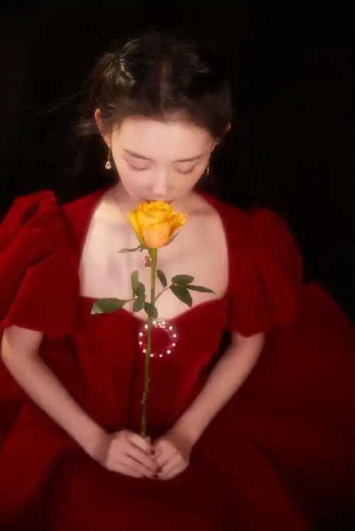 蒋依依开场舞#@蒋依依在今晚的#湖南卫视春晚#舞台也太美了,红色丝绒