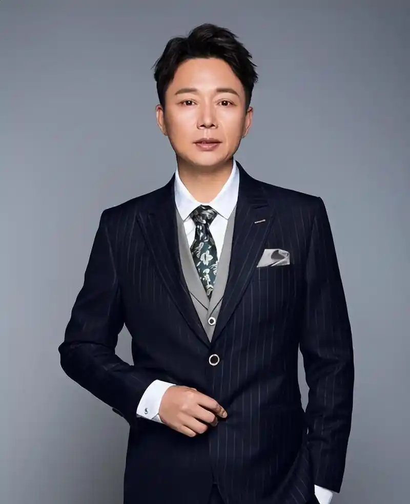 然而,有一些男演员却在岁月的洗礼下越发散发出成熟男人的魅力,他们是