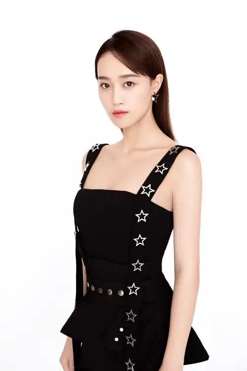 蓝盈莹曝酷帅写真优雅干练攻气十足