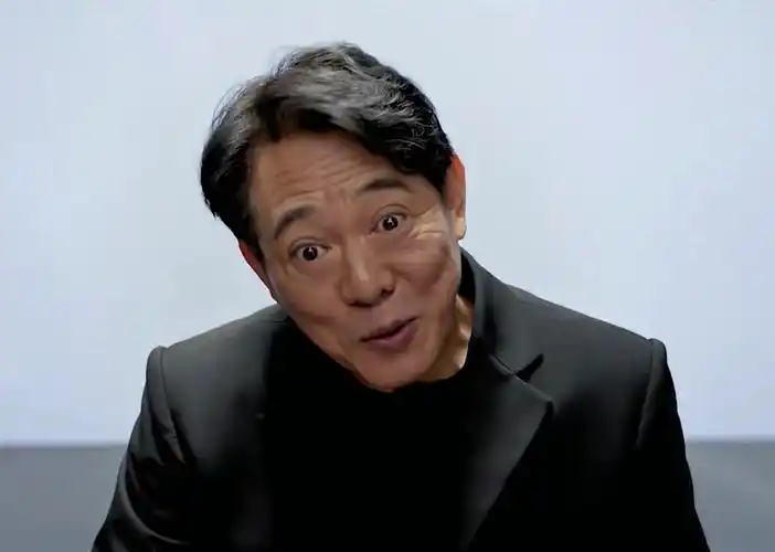 60岁李连杰老到认不出!脸上皱纹明显似年迈大爷,染黑头发扮年轻