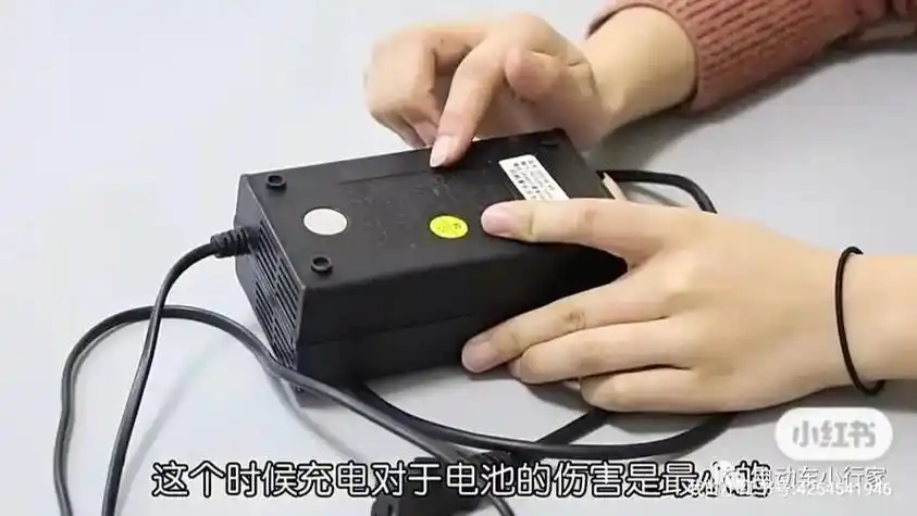 电瓶车充电器很烫断电(电瓶车充电器烫怎么回事)