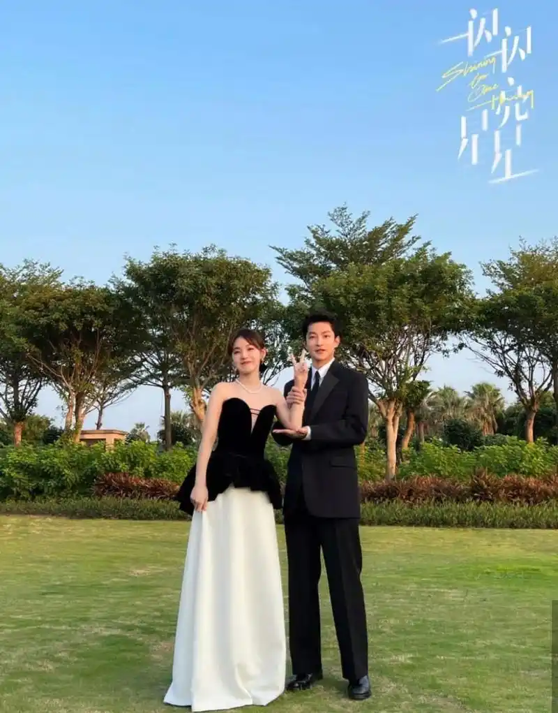 屈楚萧张佳宁把红毯走成婚礼答谢宴,全程牵手连吴京都在起哄!