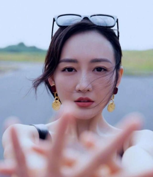 王鸥年轻时为什么无人追看过她年轻时的照片就知道为什么了