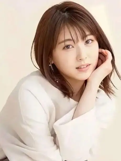 12位日本人气女星显瘦发型滨边美波穿搭图