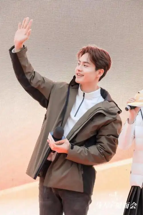 行走的衣架子马天宇示范冬季羽绒服搭配时尚舒适两不误