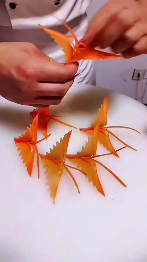 这就是高级厨师这样用胡萝卜切出好看的蝴蝶,你们喜欢吗?