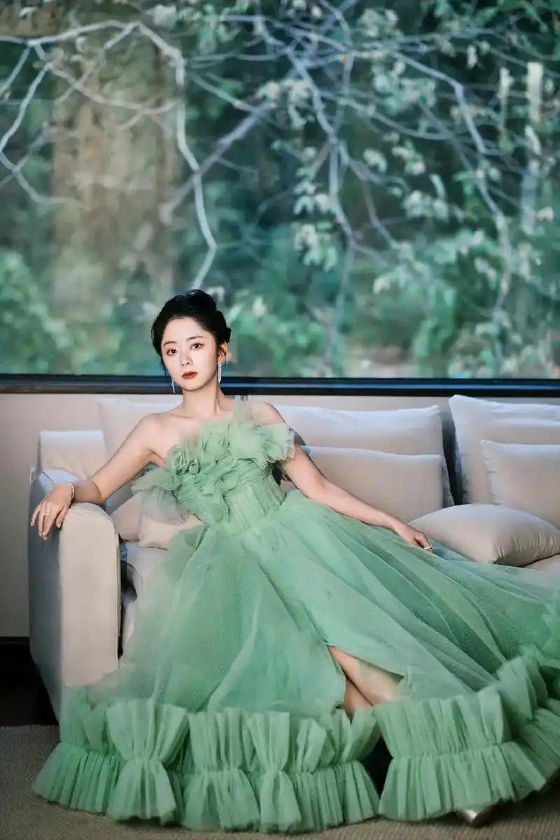 谭松韵94.两小姐@谭松韵seven 身着薄荷绿薄纱礼裙出席 - 抖音