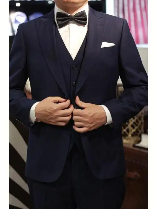 想必大家都知道一生一次的婚礼76首选当然是定制正式西装用最庄重的