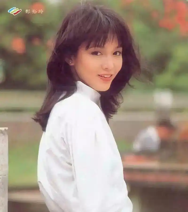 在照片中,61岁的郑裕玲脸部看起来很是奇怪,甚至下巴都尖成了"蛇精脸"