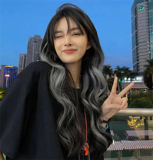 长发大波浪本就张扬时尚,优美迷人,灰色的挑染更是强调卷发弧度的美好