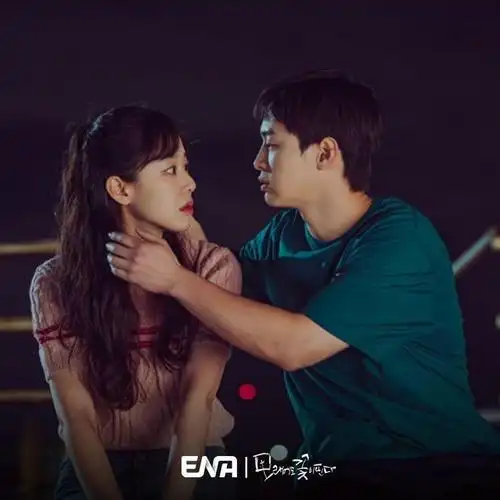 韩剧:李栋旭,金慧峻《杀人者的购物中心》《杀人者的购物中心》由电影