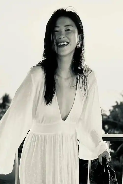 朱珠晒度假美照罕见穿比基尼秀身材全身零赘肉又辣又性感