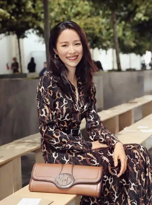 江一燕真的很漂亮,绿色外套搭配工装裤,随性随性,简约大方,尽显心境