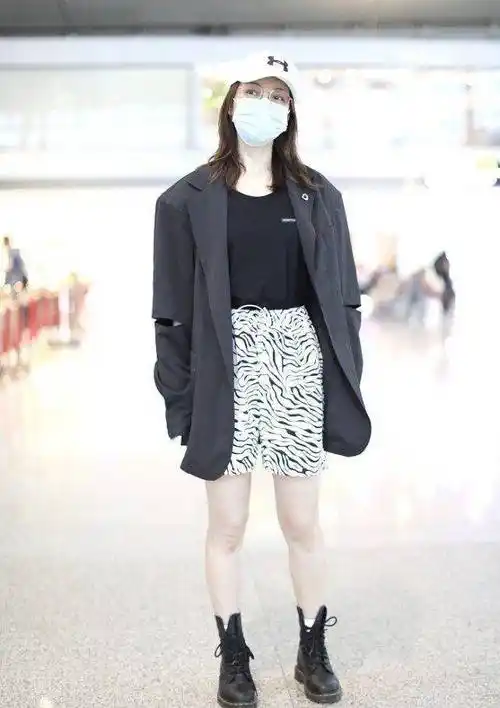 姐姐们台下比衣品,吴昕穿西装搭豹纹短裤好时髦,私服这块赢了!