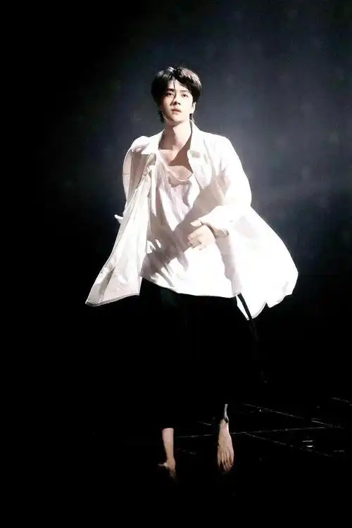 跨年晚会的男明星张艺兴被嘲,张杰修音响,王一博赤脚,最忙周深