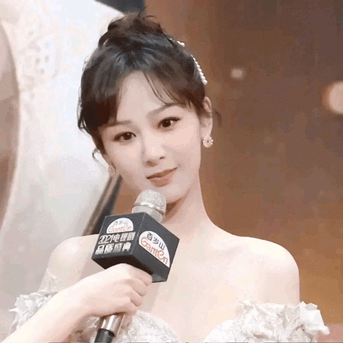 又是红毯斗艳倪妮秀美背毛晓彤又仙又欲都难敌杨紫一个扭腰