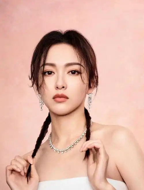 唐嫣,这位备受瞩目的女演员,以她那超凡的美丽和迷人的外貌,赢得了无