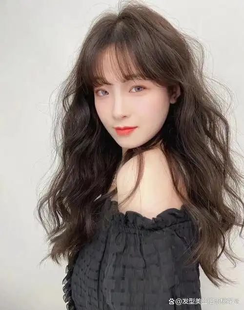 一点都不会显得老气,卷度不大也不小也很显气质,可以搭配空气刘海减龄