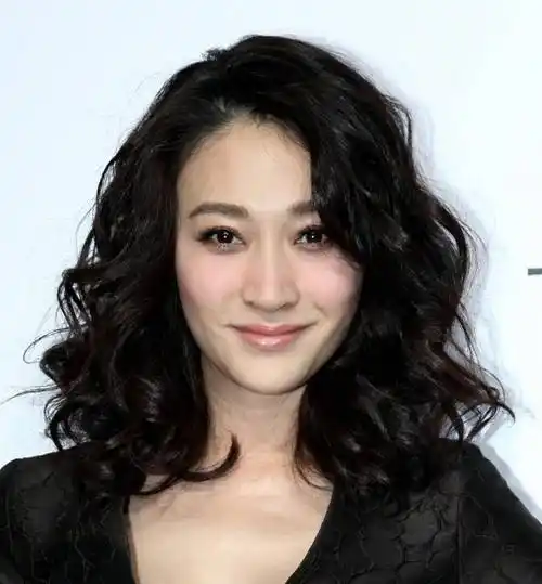 李小冉还是"踩雷了",穿小黑裙秀玲珑曲线,奈何卷发造型太显老_发型