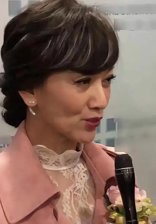 抛开滤镜的修饰,赵雅芝的肌肤稍显暗沉;摆脱美颜的加成,细微的皱纹在