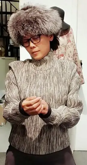 田震近照显憔悴 歌坛大姐大田震着皮草现身被网友调侃