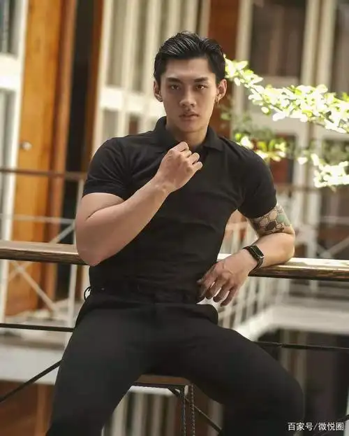 男模有颜值有身材,透明t恤下是质感肌肉,精壮又性感