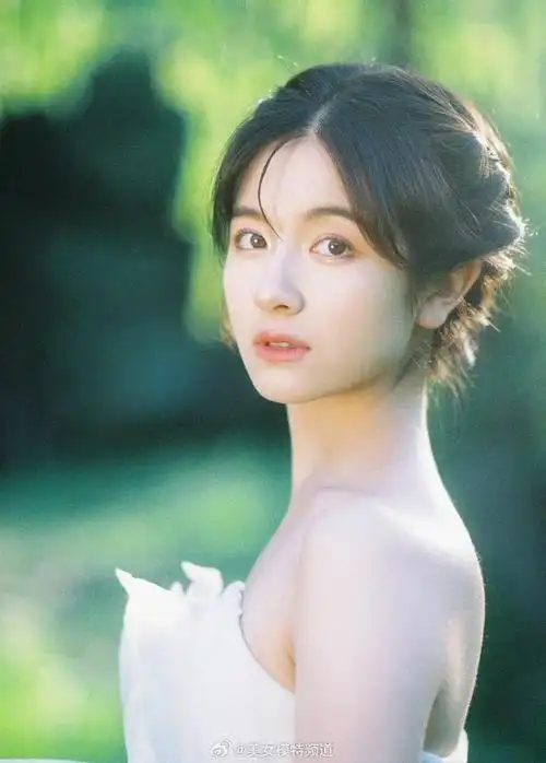 李兰迪漫山野纯色写真释出白色短裙回眸笑容清甜