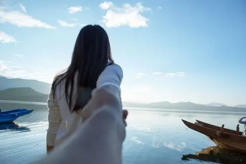 小姐姐的独行云南把仰头月色,化为潇洒的释然,网友:小姐姐很勇敢.