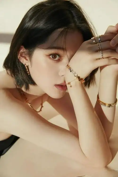 欧阳娜娜穿黑色抹胸短裙秀事业线21岁小露性感