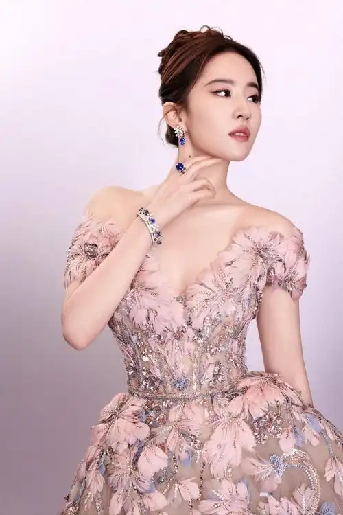 不是吧她的颜值都要被嘲女明星都称她美女她却自嘲全家最丑