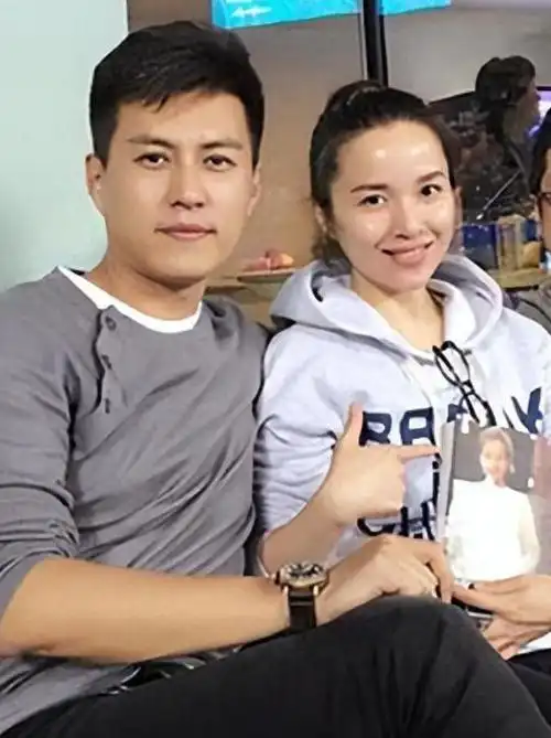 67靳东罕见携妻子现身李佳素颜清纯嫩似高中生他却似油腻大叔