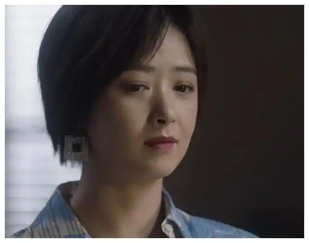 宋佳饰演的南俪赴家宴特意带着女儿的奖杯让孩子带