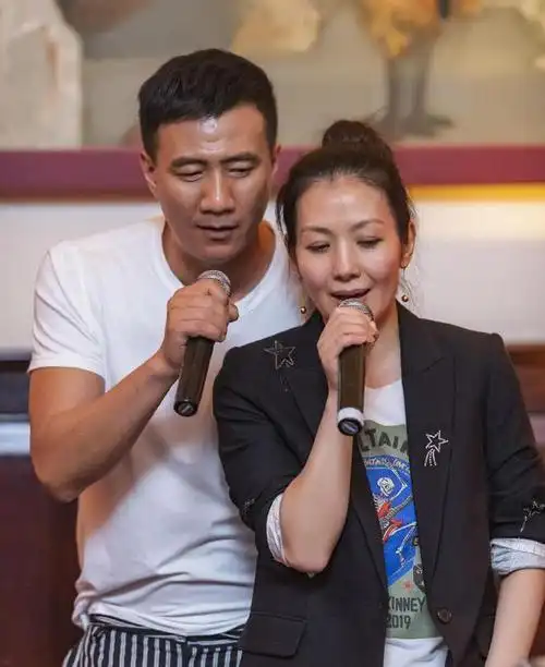 曝二字影帝在卫生间出轨嫩模胡军评论区沦陷本人悄悄删评论