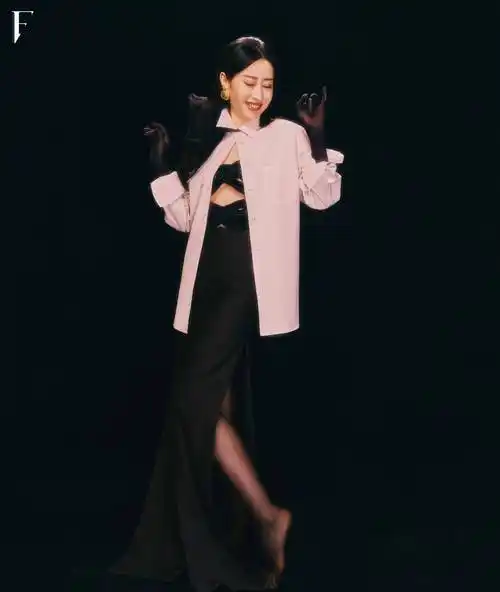 47岁刘敏涛涨《f时尚画报》,红裙美背曝光,网友表示:太美了!