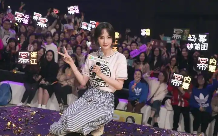 杨幂参加活动,半跪与粉丝合影,上演"侧脸杀"满满的少女感.