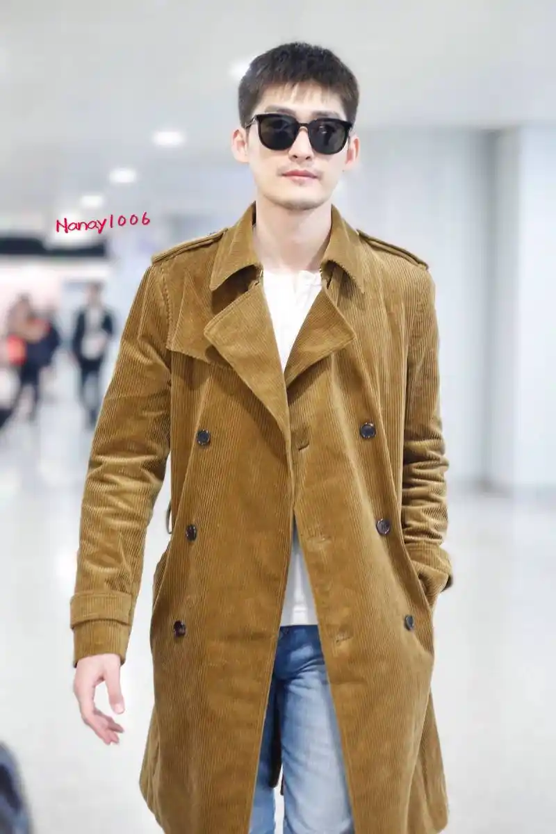 张翰戴墨镜穿棕色长款大衣现身机场,皮肤白皙帅气十足