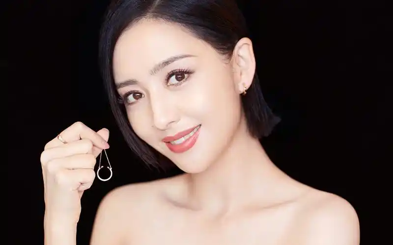 佟丽娅白裙性感高清桌面壁纸