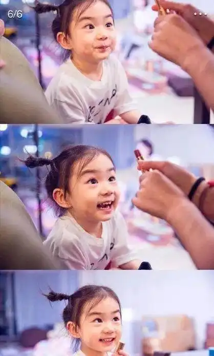 好久不见戚薇的女儿lucky了,越来越像李承铉啦?