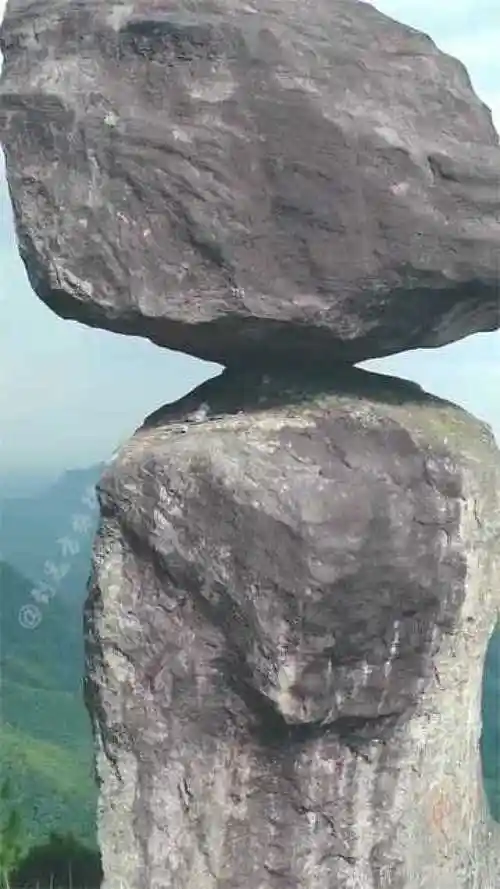 据说这是世界上最危险的石头之一,看着好危险啊