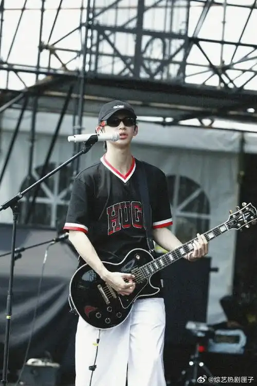 小鬼王琳凯长春音乐节彩排照掉落